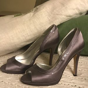 Caparros Shimmery Gunpowder Gray Pump size 7